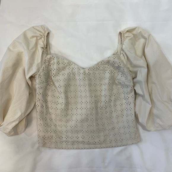 🦢 Express Eyelet Puff Sleeve Top 🦢 - Picture 5 of 10